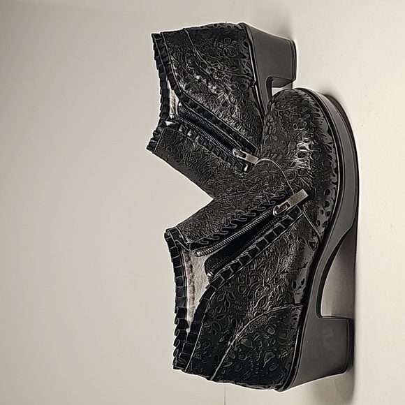 Alegria Hannah Delicut Black Embossed Leather Ankle Bootie Boots Size 40 Comfort - Picture 9 of 16